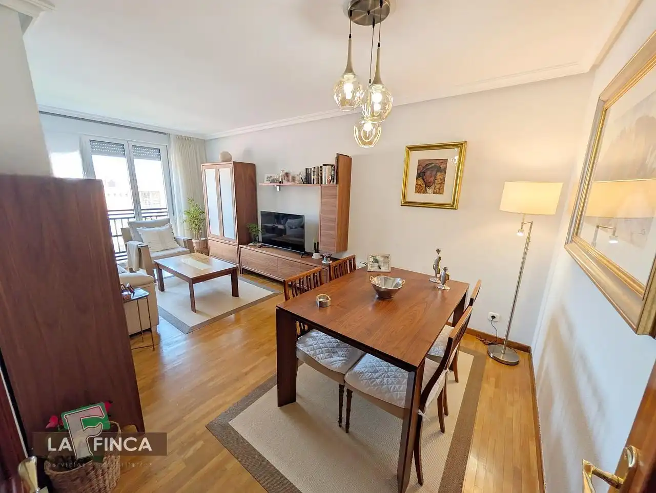 Sala d'estar de Pis en venda en Oviedo  amb Calefacció, Parquet i Traster