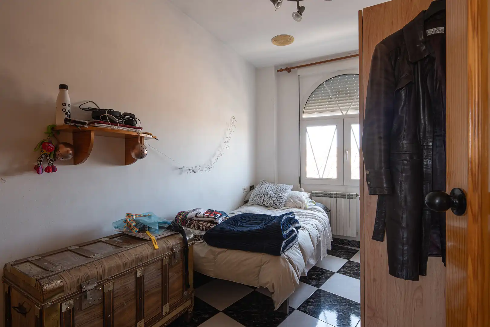Dormitori de Casa adosada en venda en La Zubia amb Calefacció, Terrassa i Moblat