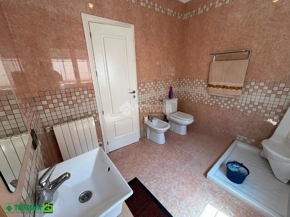 Bany de Casa adosada en venda en Calzada de Calatrava amb Aire condicionat, Calefacció i Terrassa