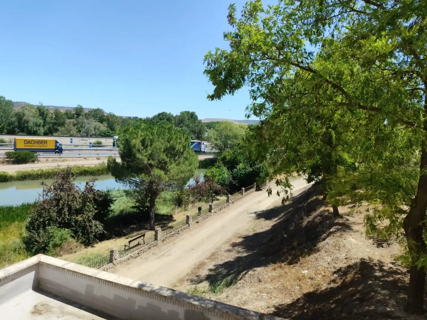 Vista exterior de Pis en venda en Dueñas amb Calefacció