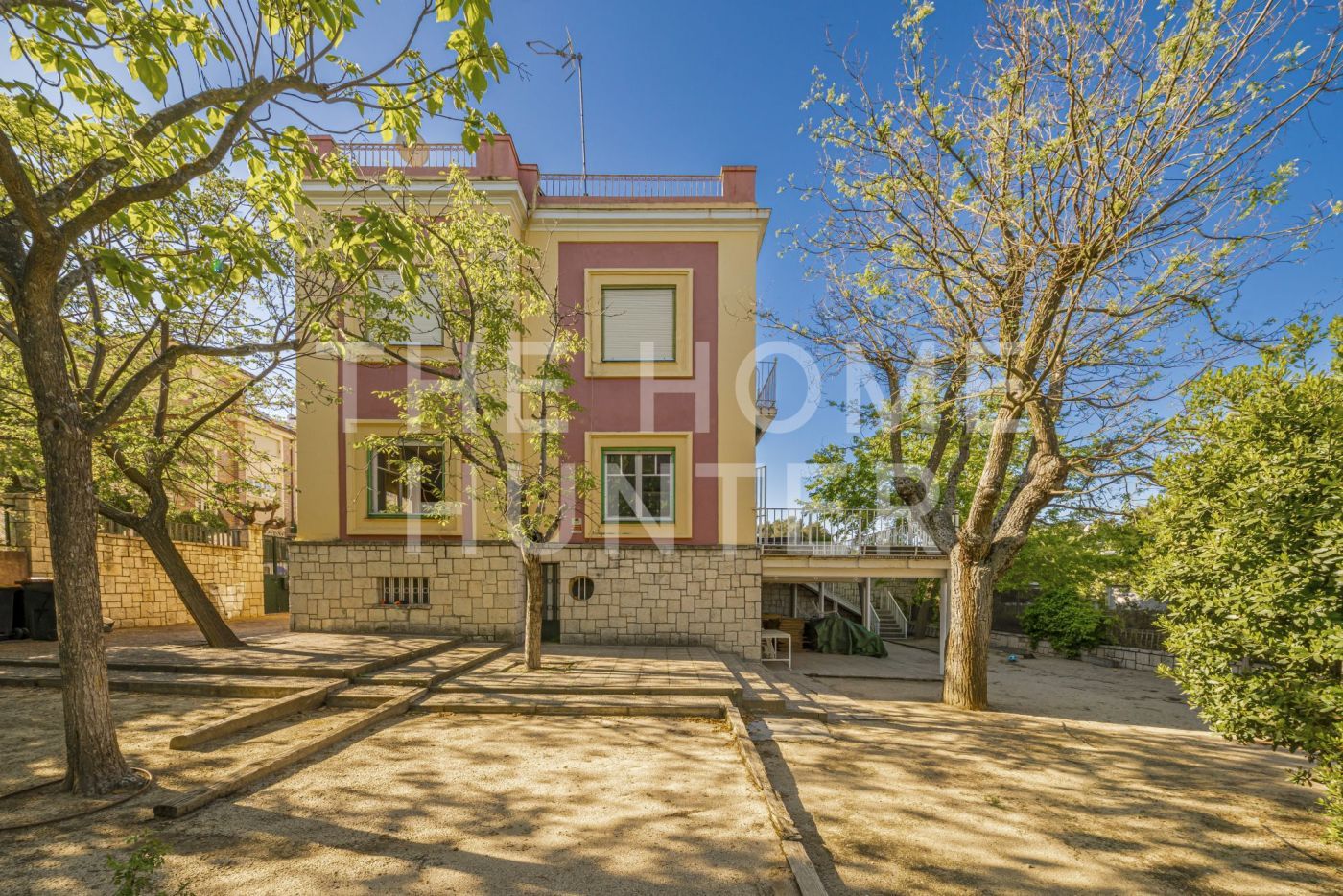 Vista exterior de Casa o xalet en venda en  Madrid Capital amb Jardí privat, Terrassa i Piscina