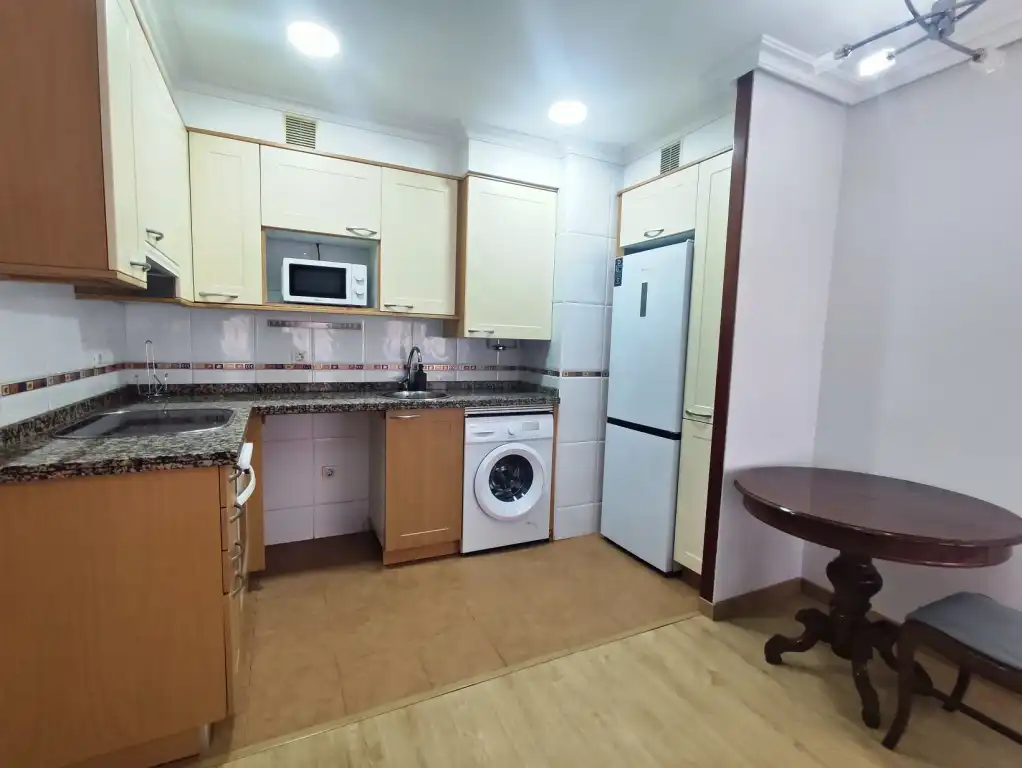 Cuina de Apartament en venda en Gijón  amb Calefacció, Parquet i Moblat