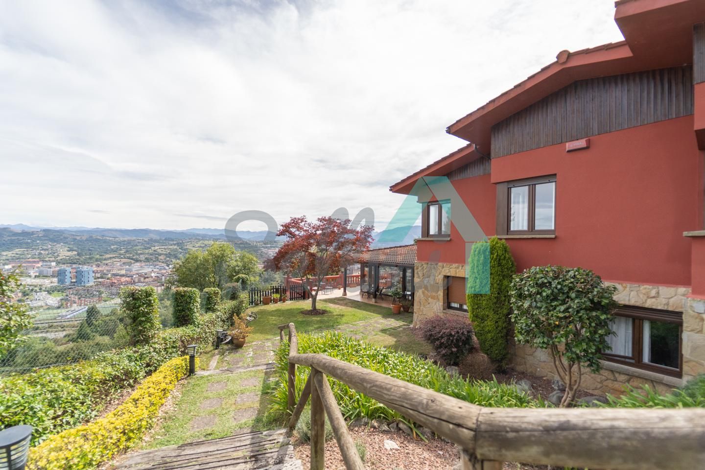 Vista exterior de Casa adosada en venda en Oviedo  amb Calefacció, Jardí privat i Parquet