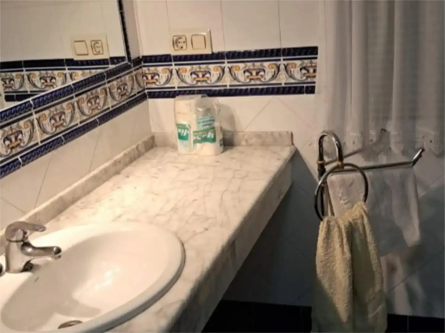 Bany de Casa o xalet en venda en Baeza amb Jardí privat, Piscina i Moblat