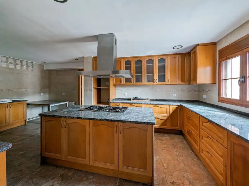 Cuina de Casa o xalet en venda en Palau-saverdera amb Calefacció i Traster