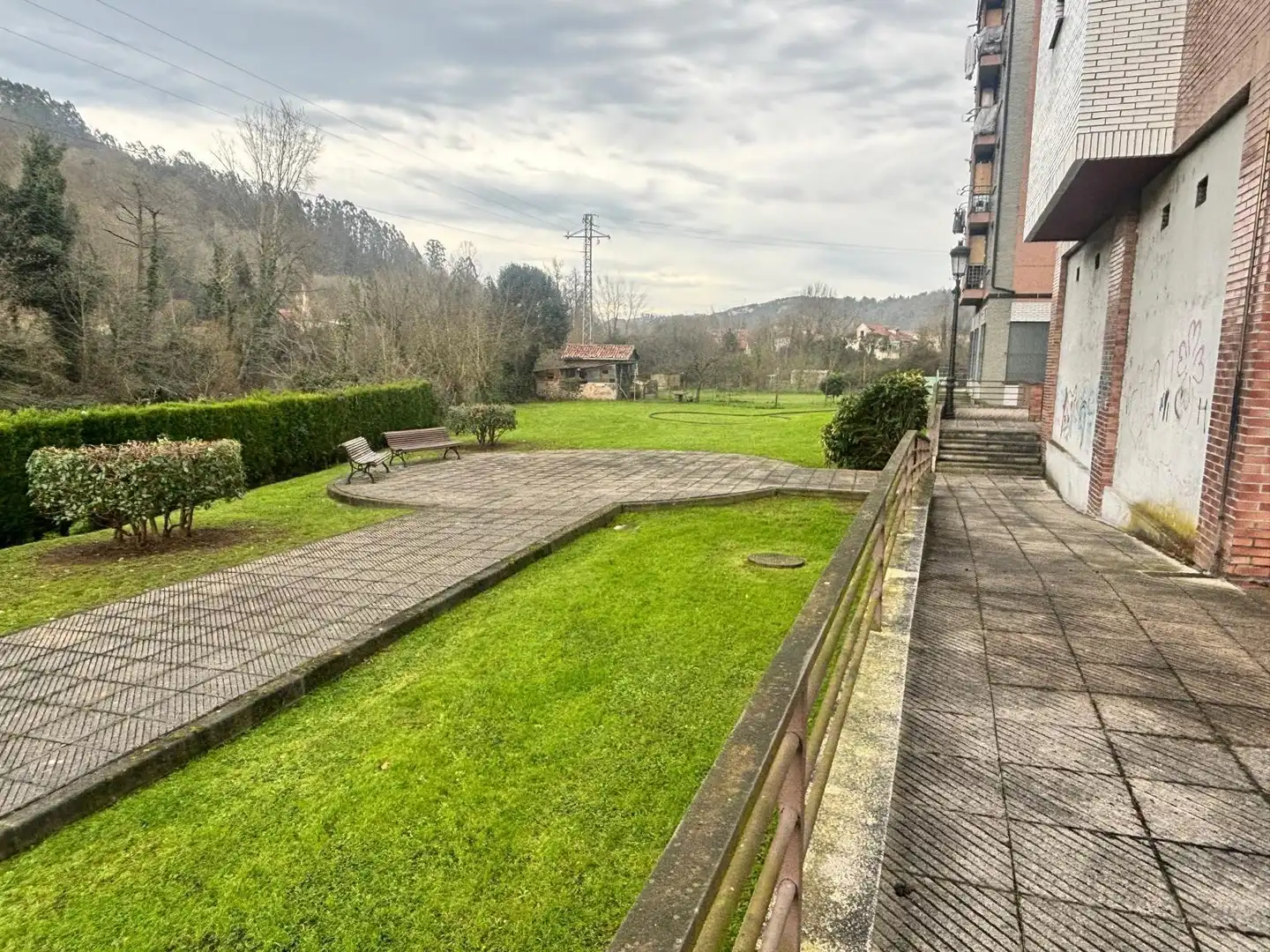 Jardín de Piso en venta en Oviedo  con Calefacción, Parquet y Trastero