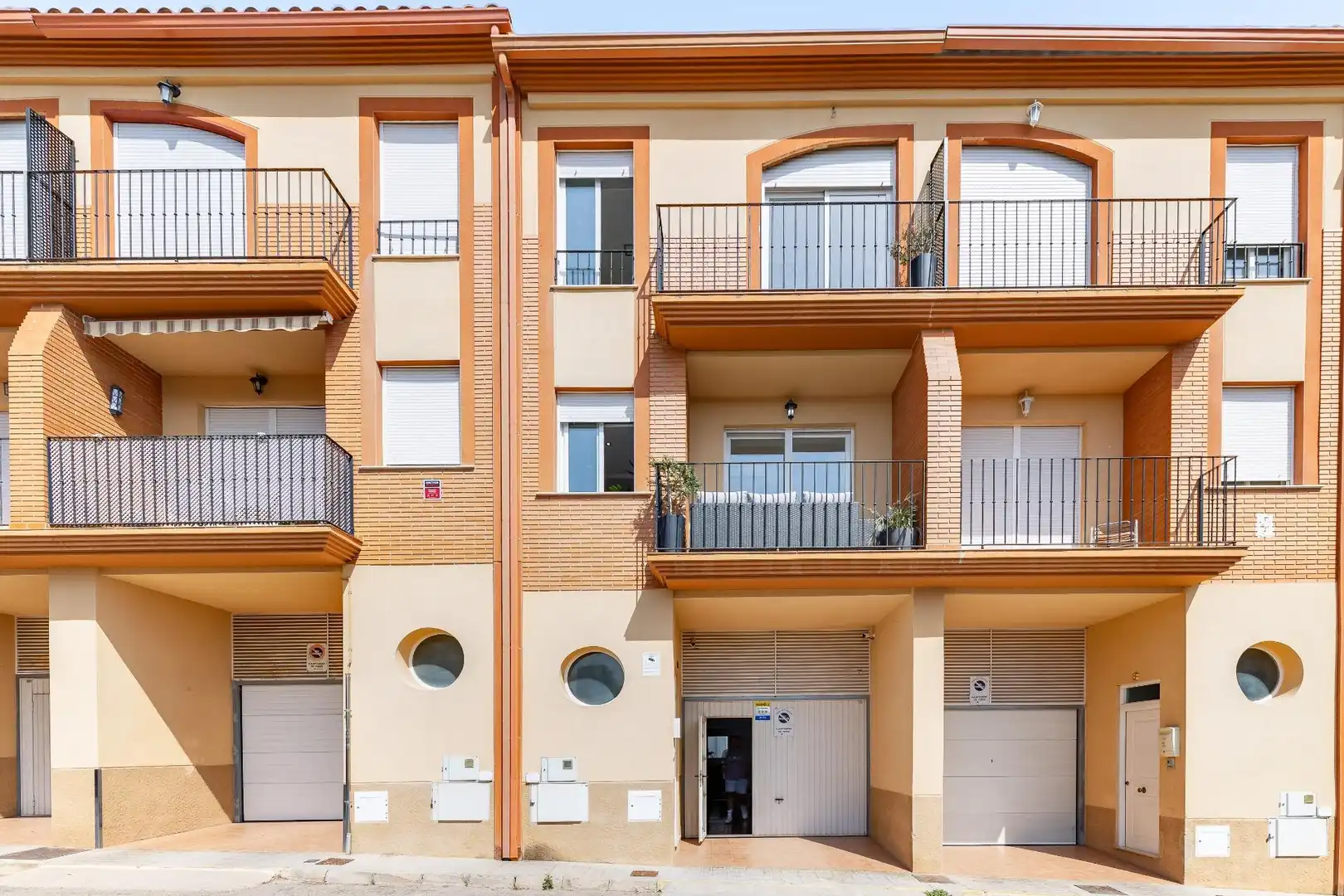 Vista exterior de Casa adosada en venda en Turís amb Aire condicionat, Calefacció i Terrassa