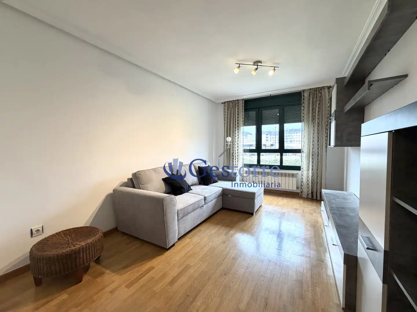 Sala d'estar de Pis de lloguer en Oviedo  amb Calefacció, Parquet i Terrassa