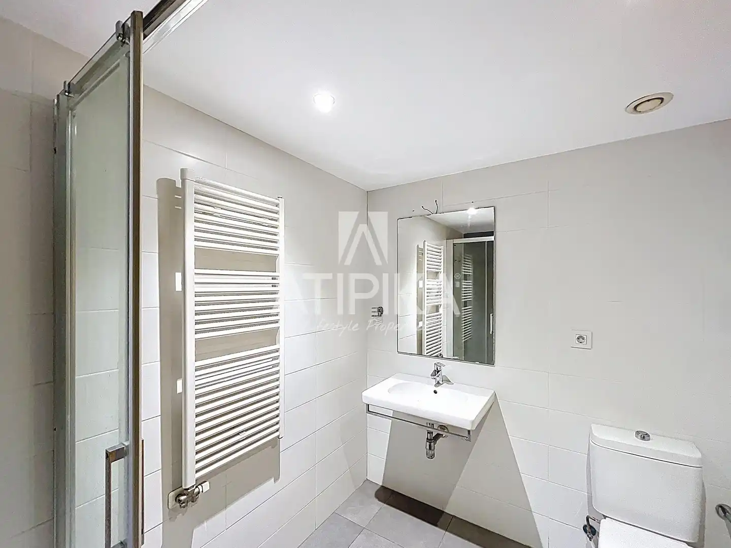 Bathroom of Flat for sale in L'Hospitalet de Llobregat  with Heating, Parquet flooring and Terrace