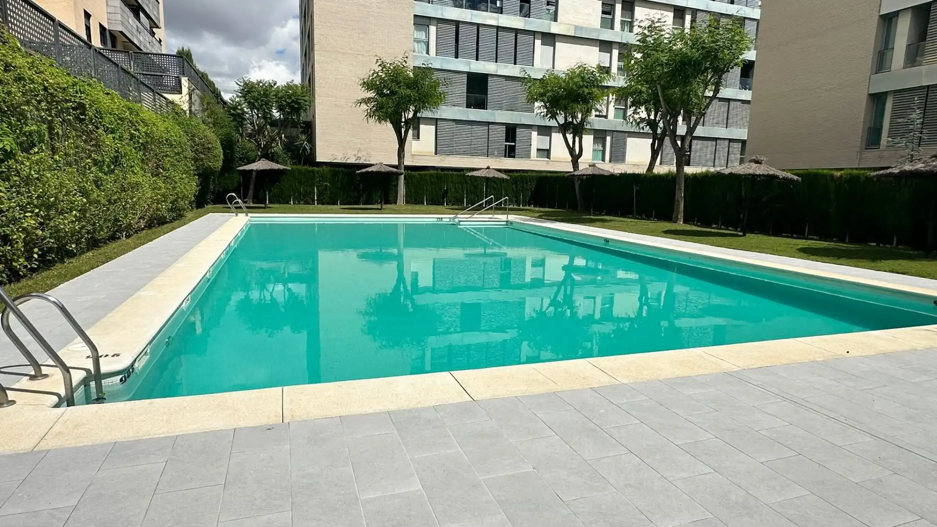 Schwimmbecken von Wohnung zum Verkauf in Mairena del Aljarafe mit Klimaanlage, Heizung und Terrasse