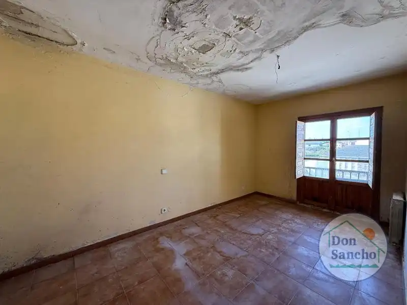 Sala d'estar de Casa adosada en venda en Mucientes amb Terrassa