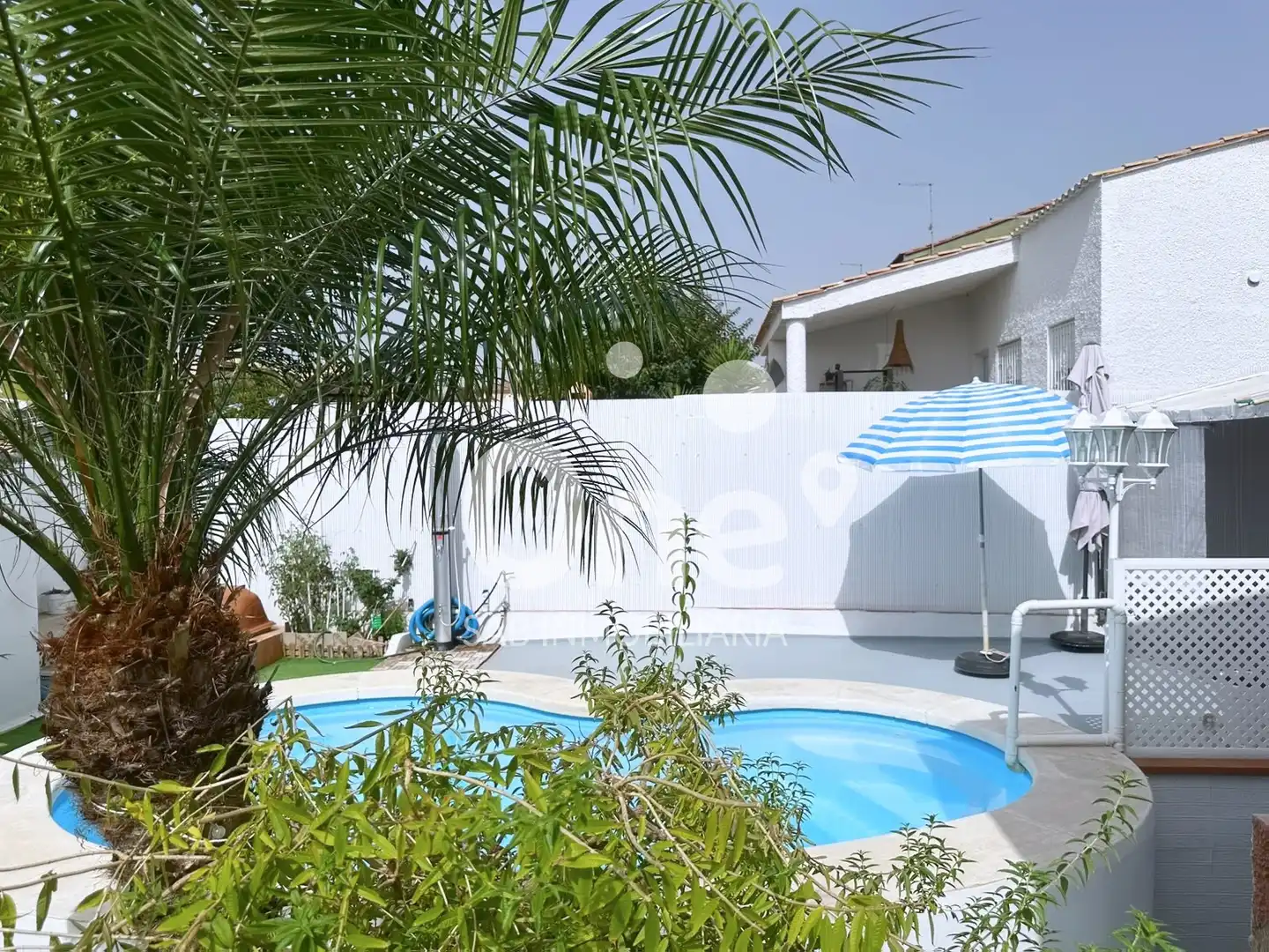 Piscina de Casa adosada en venda en La Pobla de Vallbona amb Aire condicionat, Jardí privat i Terrassa
