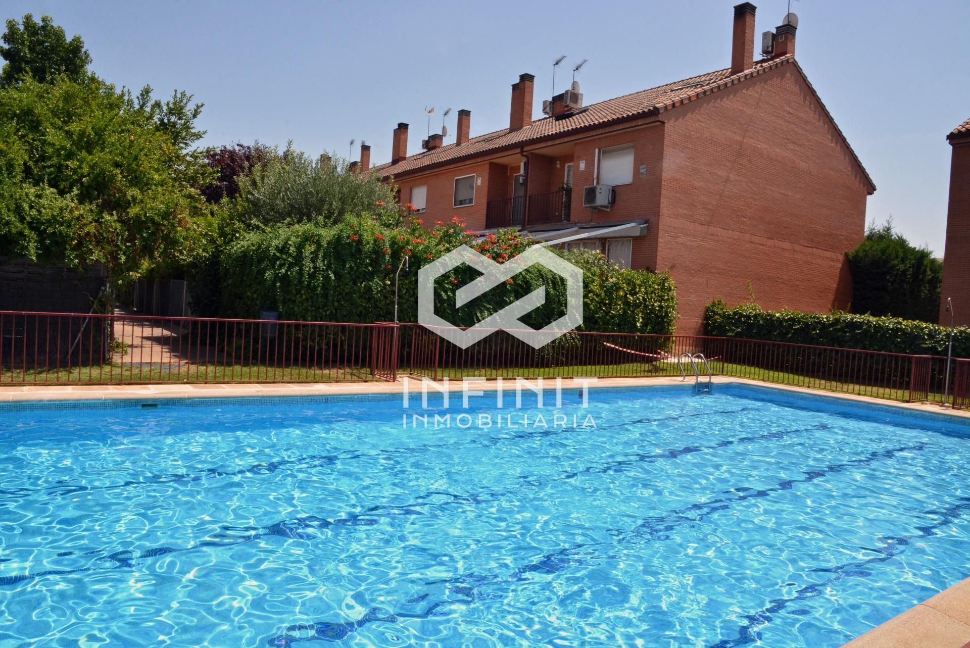 Piscina de Casa adosada en venda en Alcalá de Henares amb Calefacció, Jardí privat i Terrassa