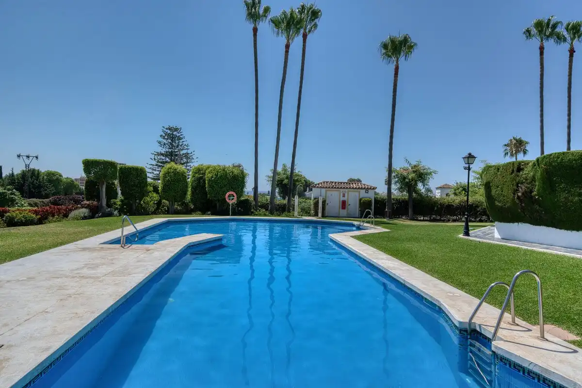 Piscina de Casa adosada en venta en Estepona con Jardín privado, Terraza y Piscina comunitaria