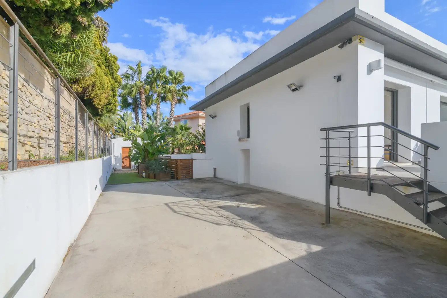 Vista exterior de Casa o xalet en venda en Sitges amb Terrassa, Traster i Piscina