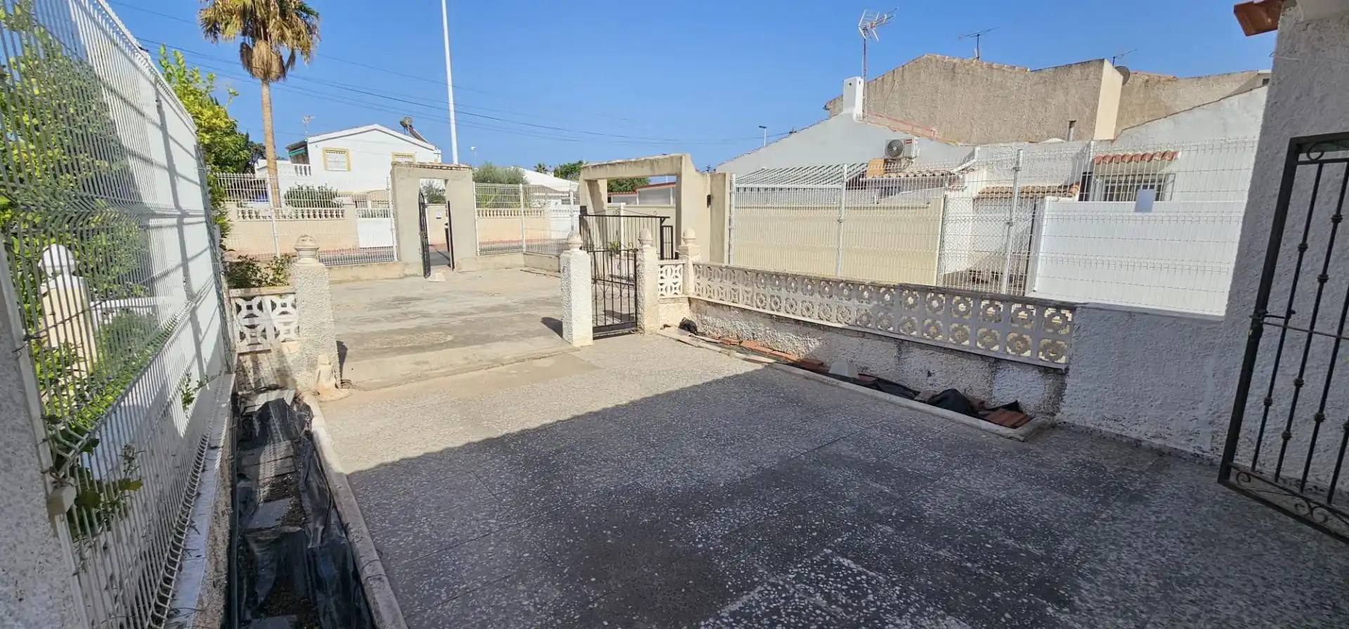Vista exterior de Casa adosada en venta en Torrevieja con Jardín privado, Trastero y Amueblado