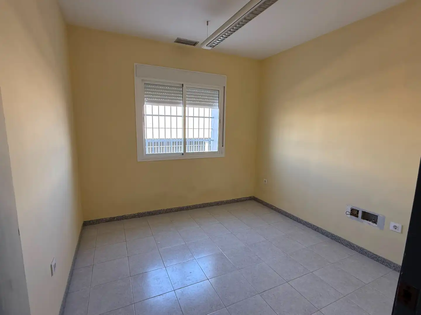 Nau industrial de lloguer en Dos Hermanas amb Calefacció