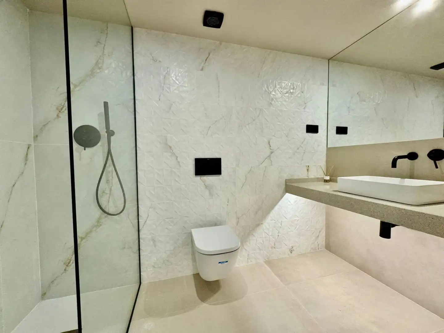 Baño de Piso de alquiler en Barcelona con Aire acondicionado, Calefacción y Amueblado