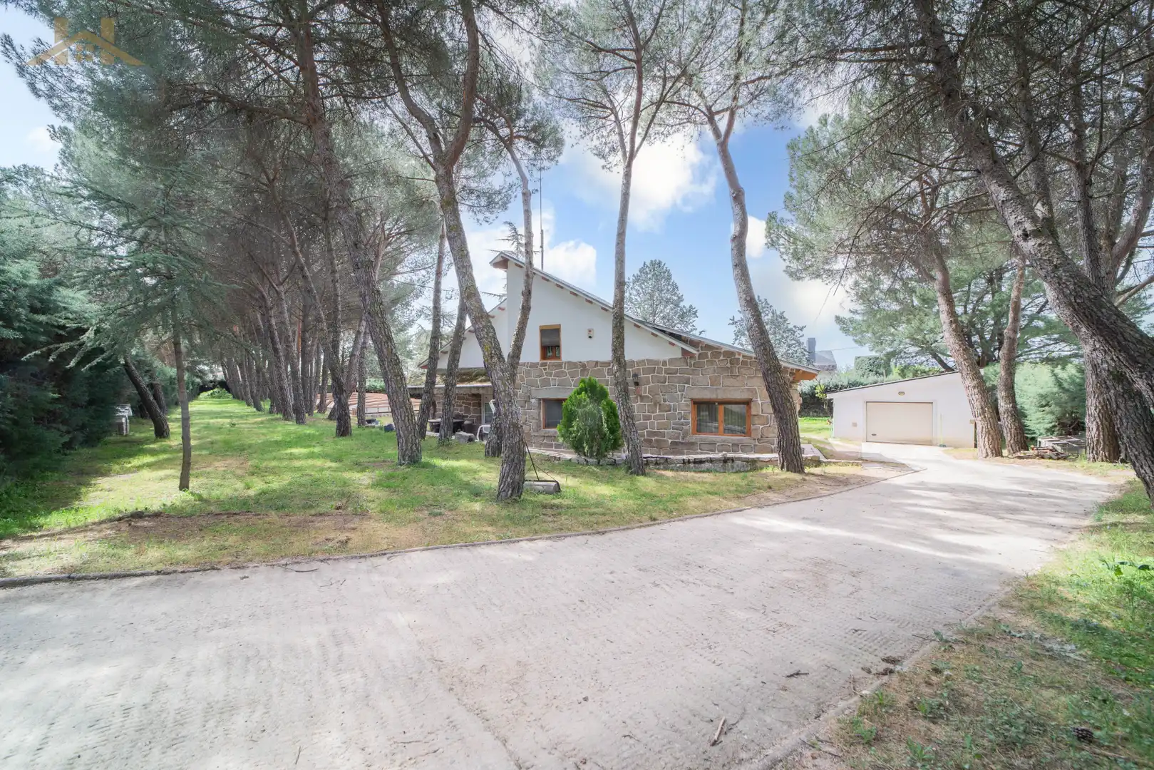 Vista exterior de Casa o xalet en venda en Guadarrama amb Calefacció, Jardí privat i Piscina