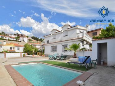 Xalet amb piscina en venda a Calle de Malacavi