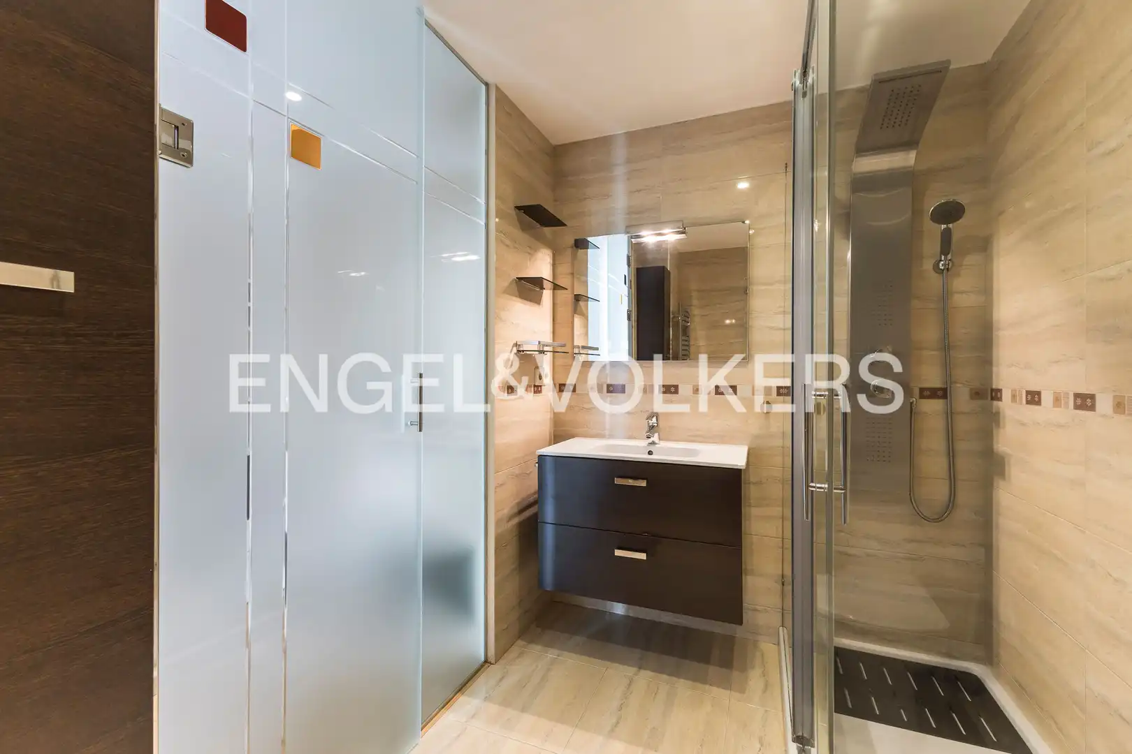 Baño de Piso de alquiler en Madrid con Aire acondicionado, Calefacción y Jardín privado