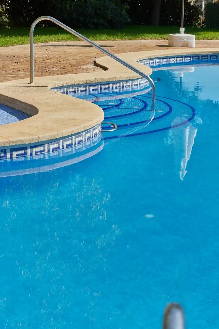 Piscina de Apartamento en venta en L'Alfàs del Pi con Aire acondicionado, Calefacción y Jardín privado