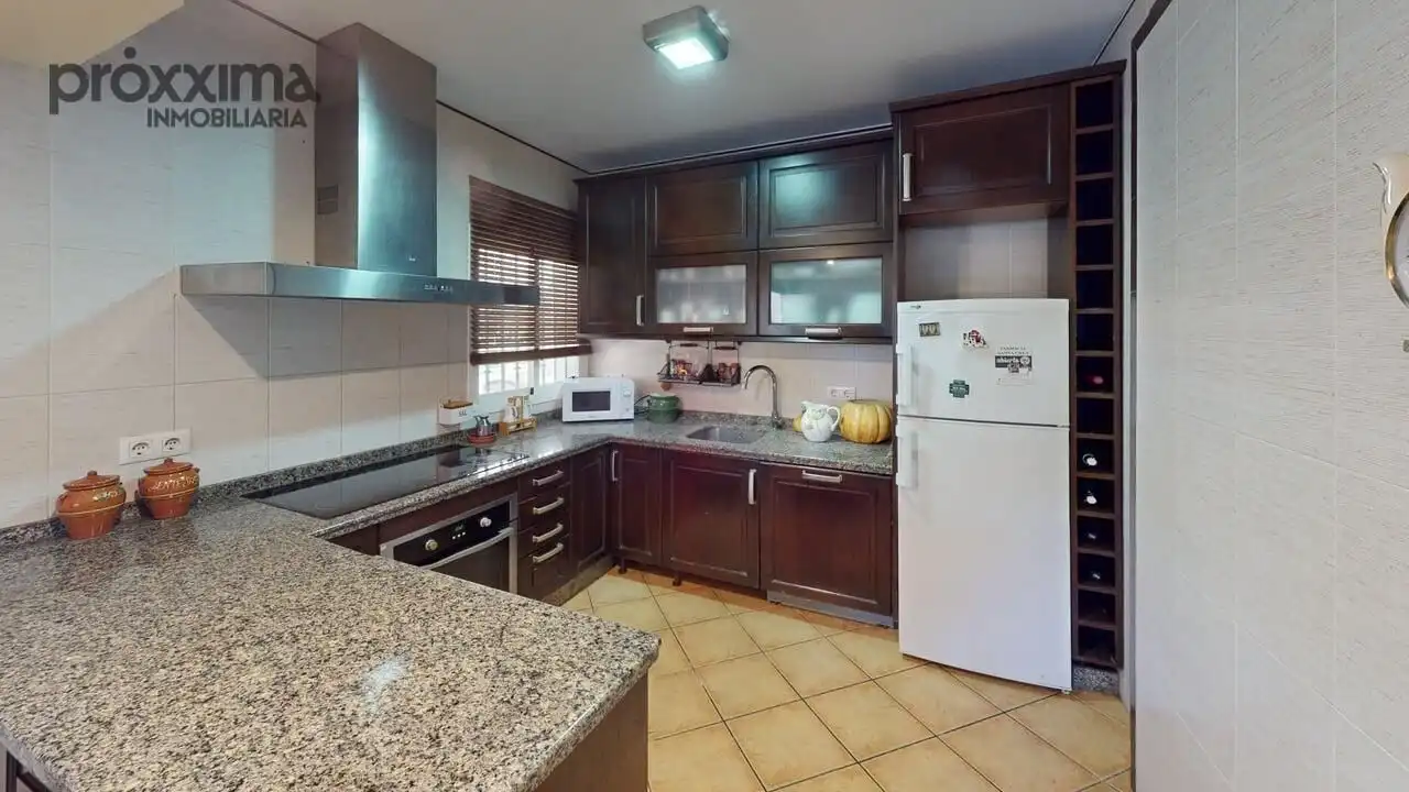 Cuina de Casa o xalet en venda en La Rinconada amb Jardí privat, Terrassa i Traster