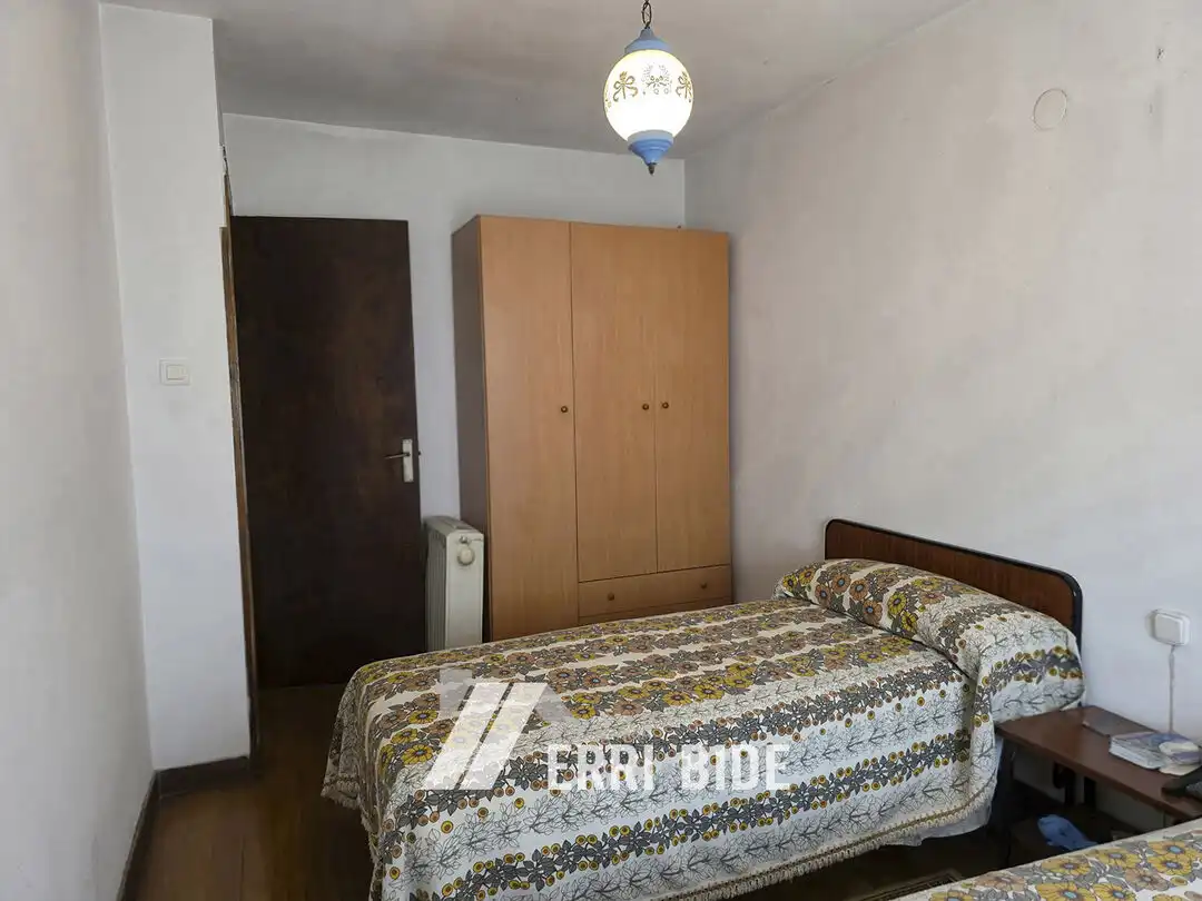 Schlafzimmer von Country house zum Verkauf in Mungia mit Privatgarten, Abstellraum und Balkon