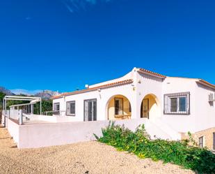 Vista exterior de Casa o xalet en venda en L'Alfàs del Pi amb Aire condicionat, Jardí privat i Terrassa