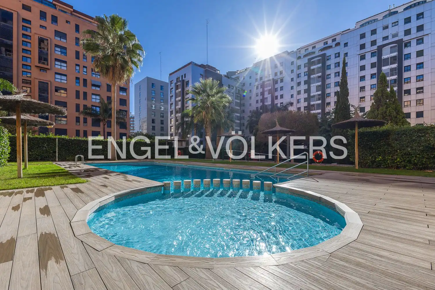 Schwimmbecken von Dachboden zur Miete in Valencia mit Klimaanlage, Heizung und Parkett