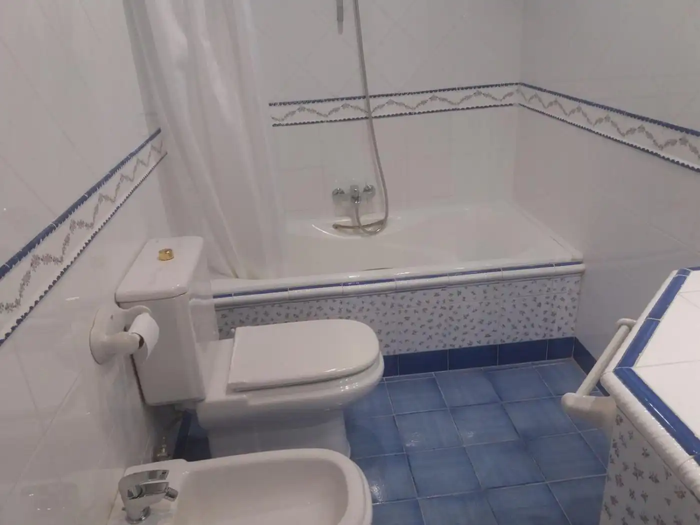 Baño de Piso de alquiler en Zaragoza con Aire acondicionado, Parquet y Terraza