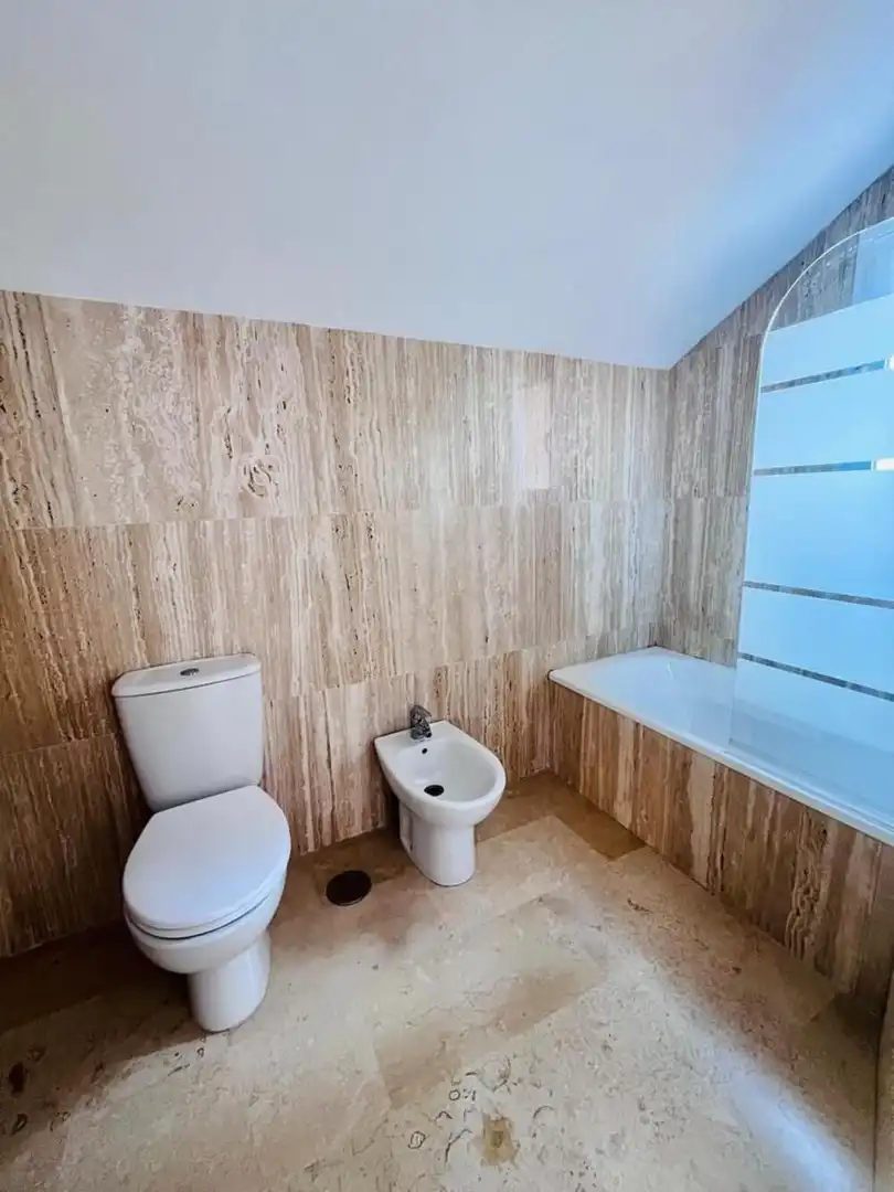 Bany de Àtic en venda en Marbella amb Aire condicionat, Terrassa i Piscina