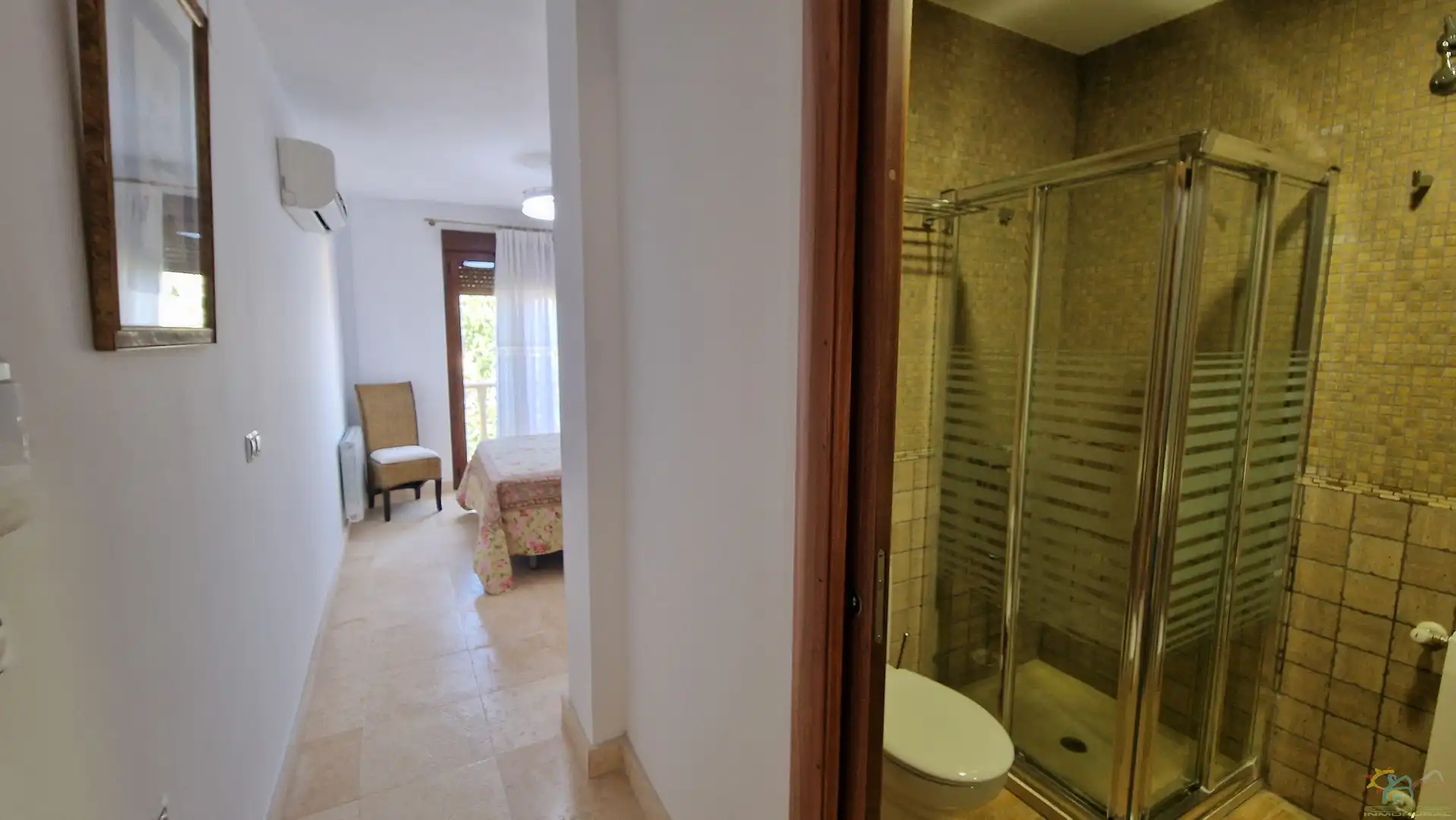 Badezimmer von Einfamilien-Reihenhaus zum Verkauf in Diezma mit Klimaanlage, Heizung und Privatgarten