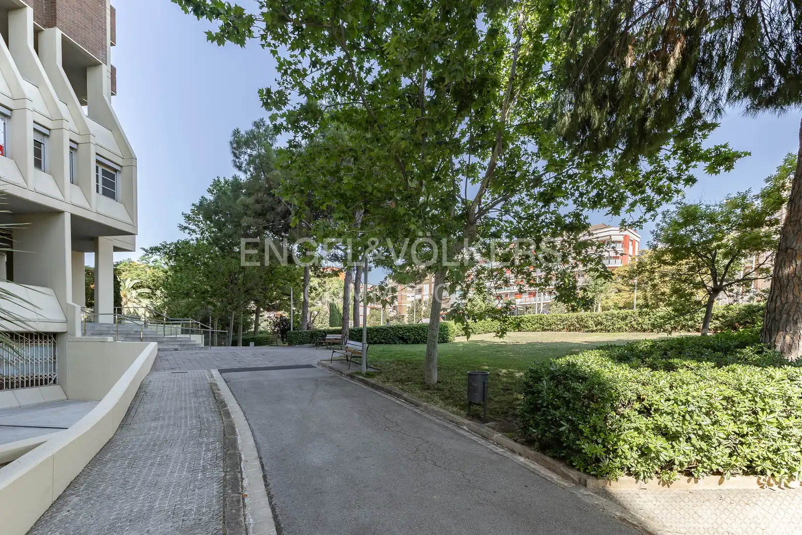 Vista exterior de Oficina en venta en Esplugues de Llobregat