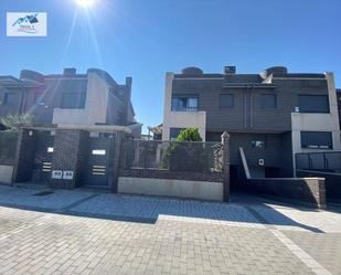 Vista exterior de Casa o xalet en venda en Valladolid Capital amb Jardí privat, Terrassa i Balcó