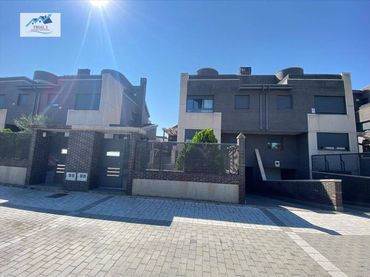 Casa amb balcó en venda a Calle ARANDANO