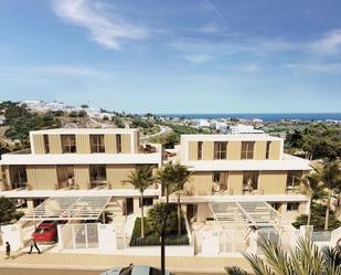 Vista exterior de Casa adosada en venda en Estepona amb Aire condicionat, Terrassa i Piscina