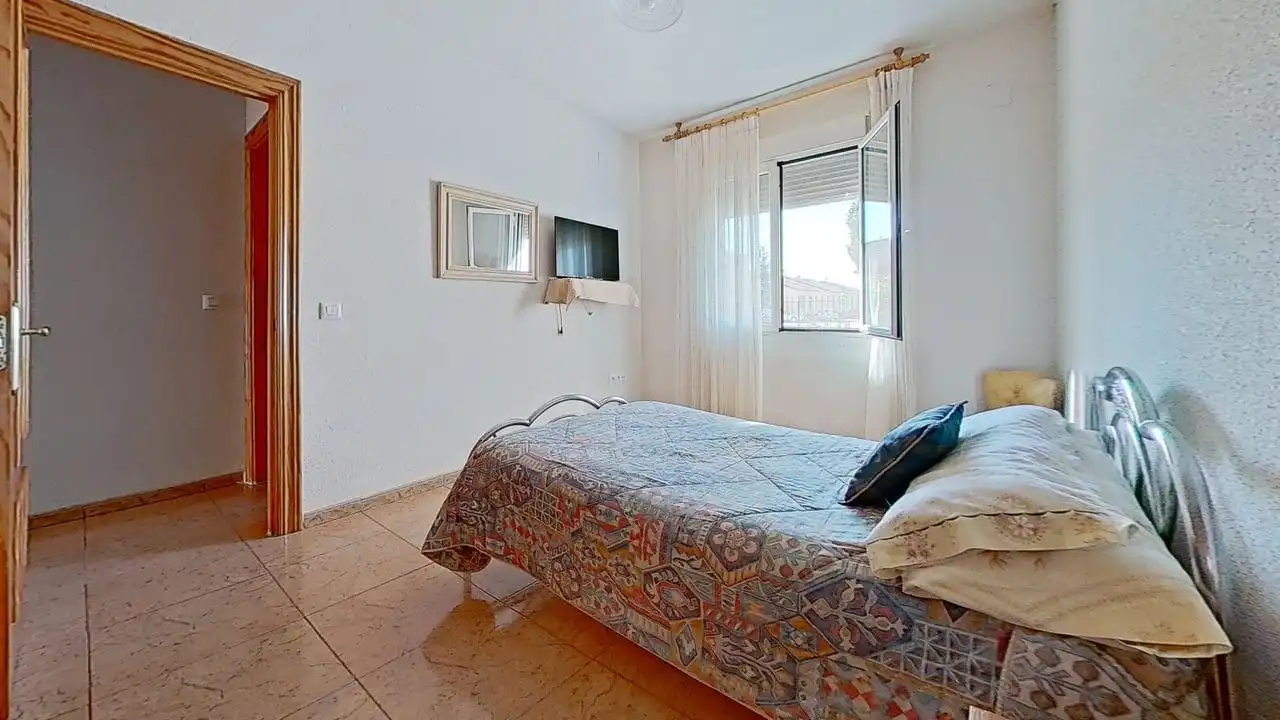 Dormitori de Casa adosada en venda en Santiuste de San Juan Bautista amb Calefacció, Jardí privat i Moblat