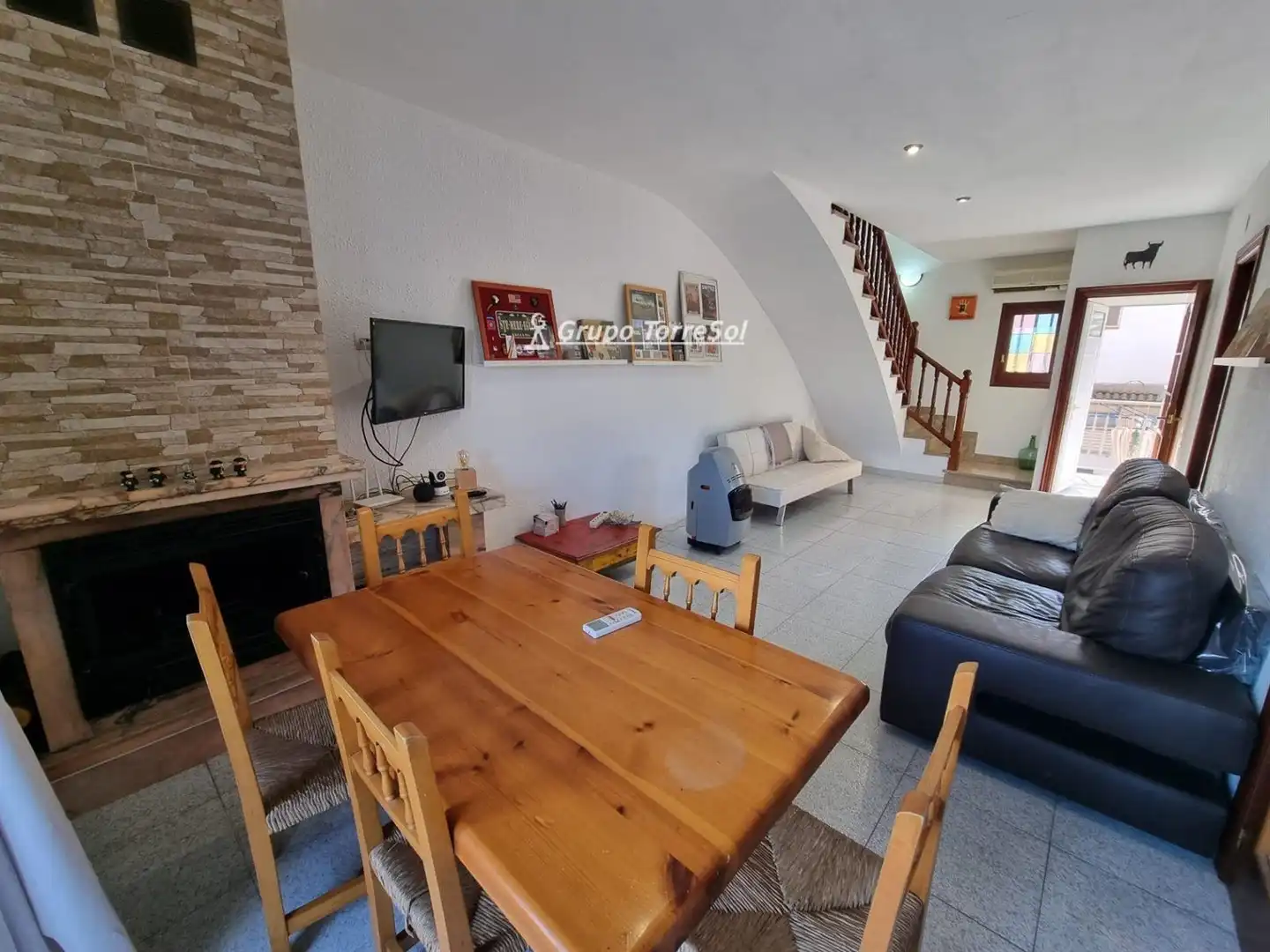 Wohnzimmer von Einfamilien-Reihenhaus zum Verkauf in Torredembarra mit Klimaanlage, Heizung und Privatgarten