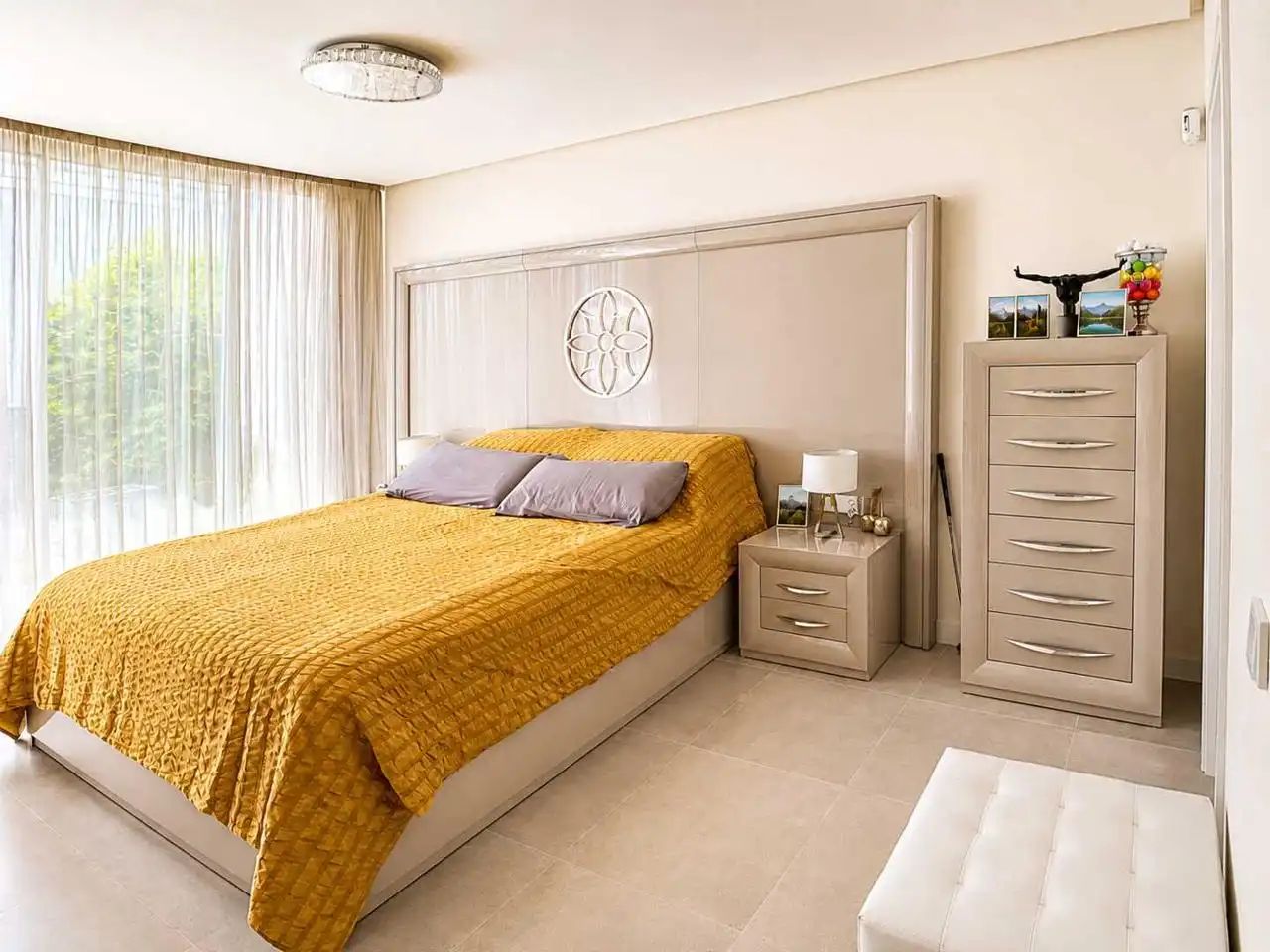 Dormitori de Casa adosada en venda en Sotogrande amb Aire condicionat, Calefacció i Jardí privat