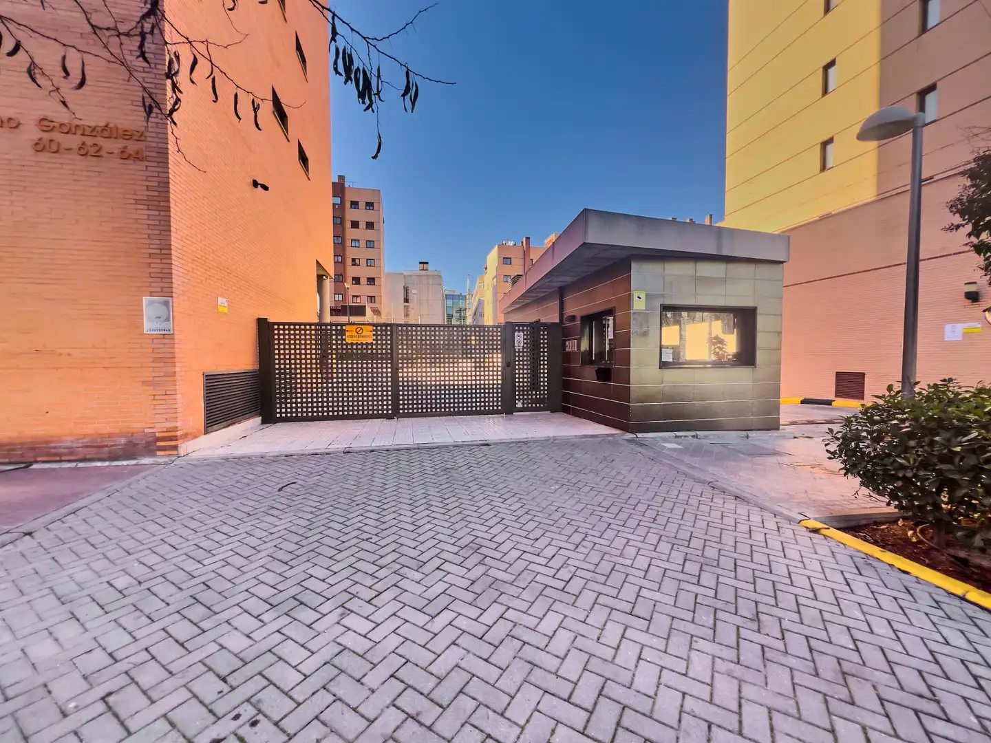 Vista exterior de Àtic en venda en Madrid amb Aire condicionat, Calefacció i Jardí privat