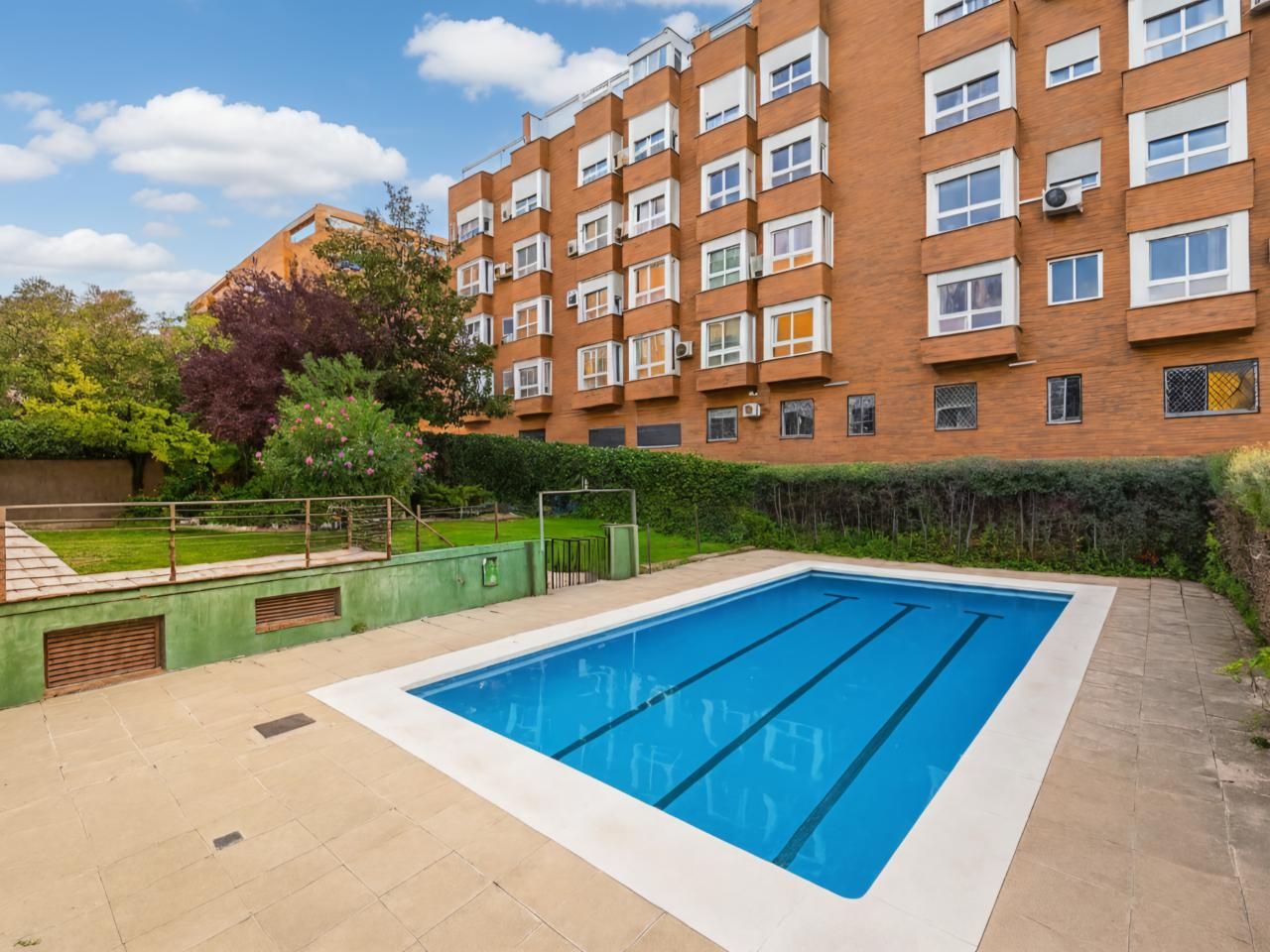 Swimming pool of Flat for sale in  Madrid Capital  with Air Conditioner, Heating and Private garden