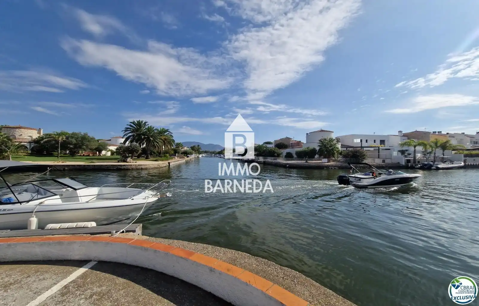 Vista exterior de Pis en venda en Empuriabrava amb Aire condicionat, Calefacció i Terrassa
