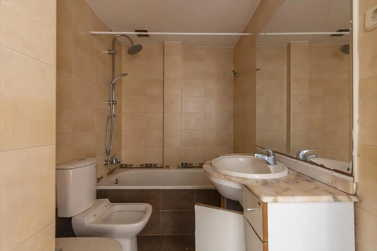 Bathroom of Flat for sale in Madrid