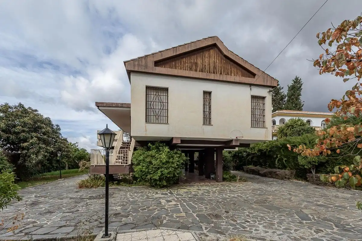 Houses for sale in Avenida HUETOR VEGA, Cájar