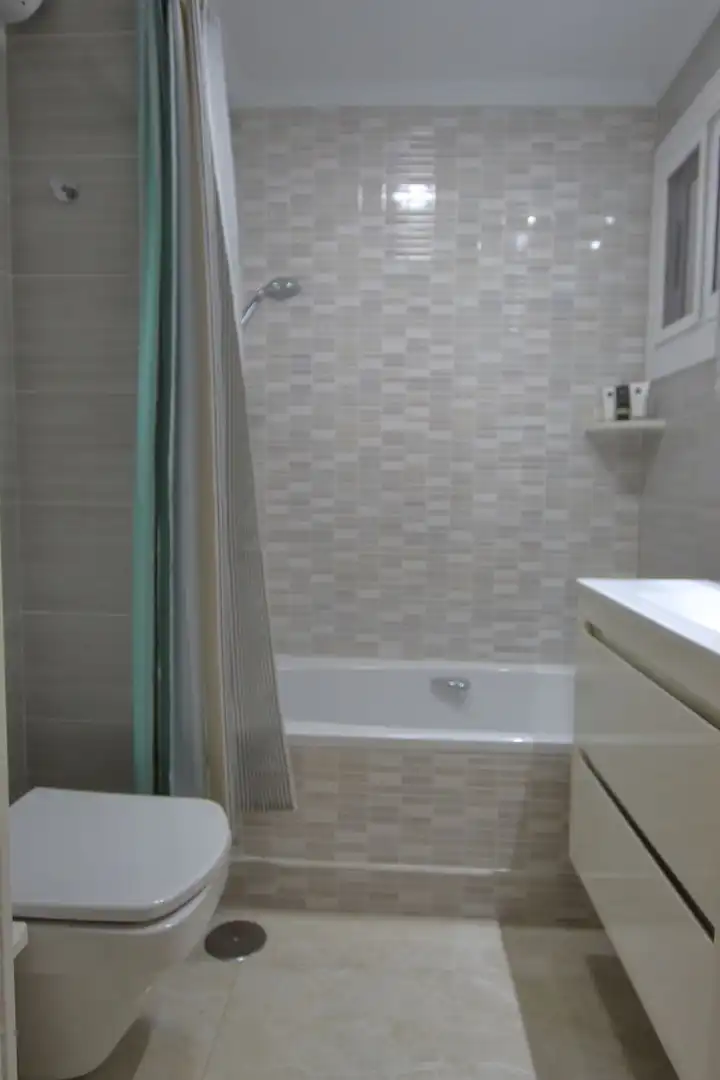 Baño de Apartamento en venta en Benidorm con Aire acondicionado, Calefacción y Jardín privado