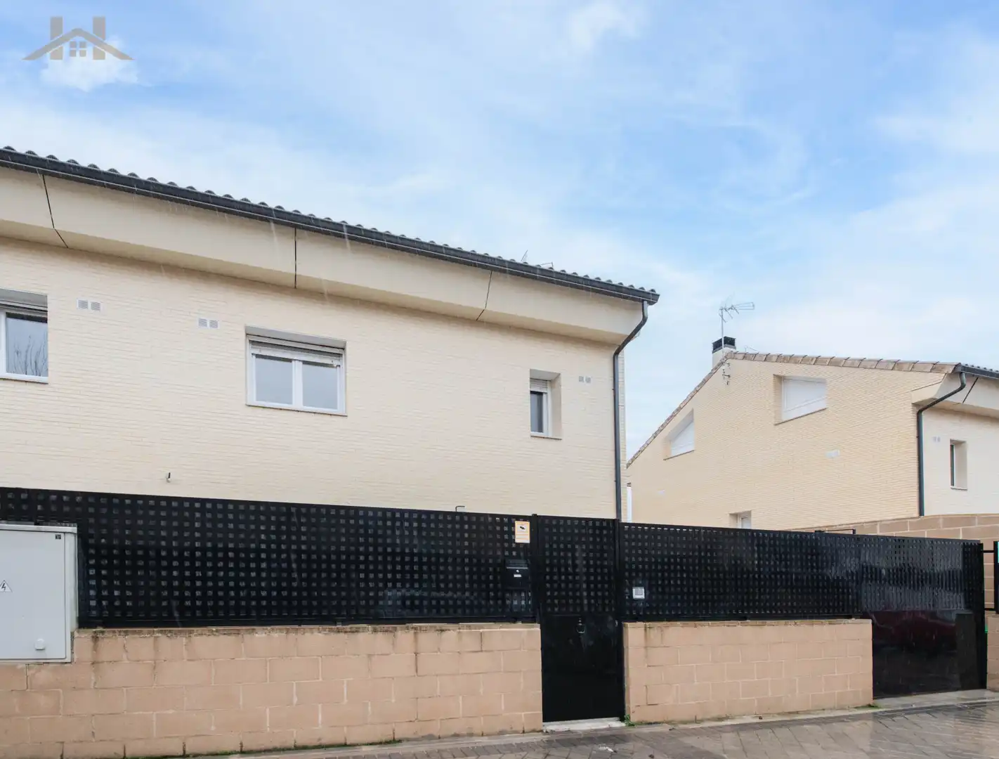 Vista exterior de Casa adosada en venta en Rivas-Vaciamadrid con Aire acondicionado, Jardín privado y Piscina