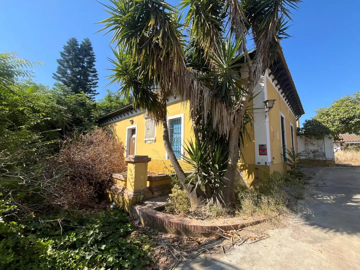 Exterior view of Houses for sale in Dos Hermanas