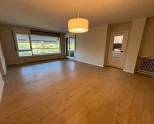 Sala d'estar de Pis en venda en Vic amb Calefacció, Parquet i Terrassa