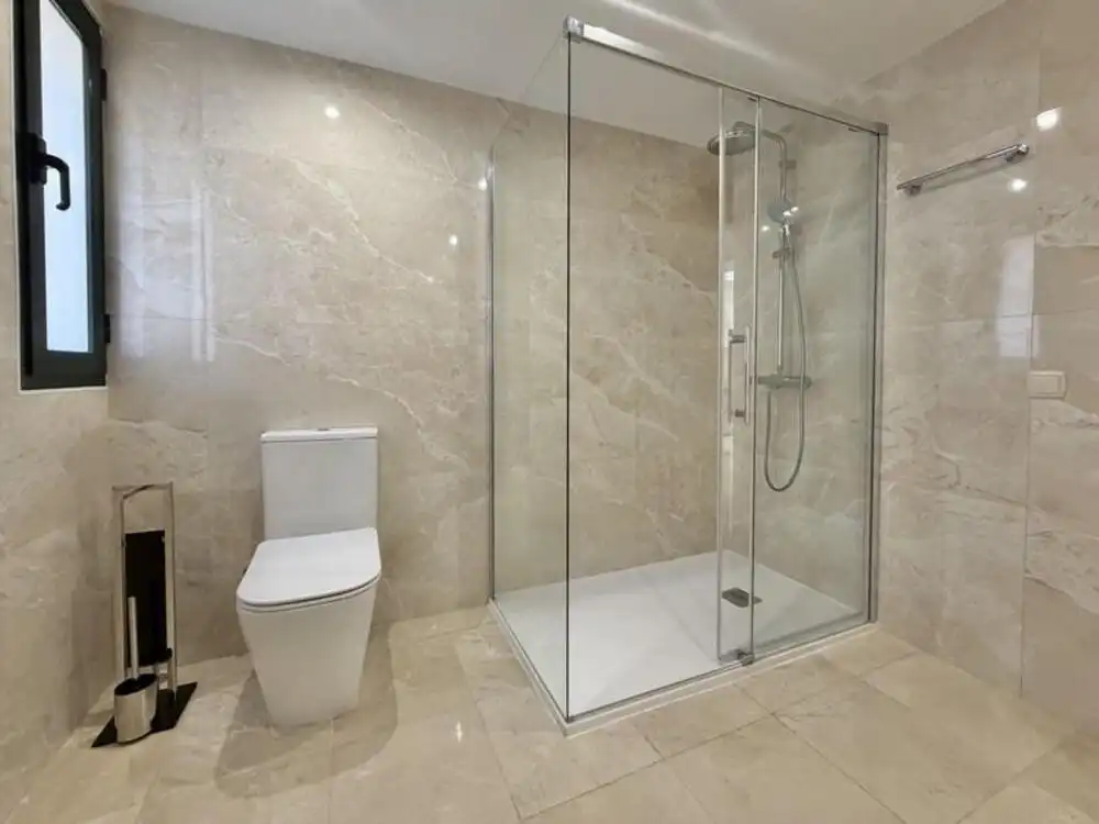 Baño de Apartamento de alquiler en Marbella con Aire acondicionado, Calefacción y Terraza